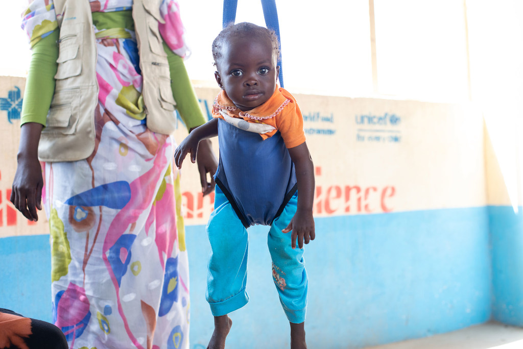 在达尔富尔中部扎林吉的流离失所者营地,一名儿童正在联合国儿童基金会支持的医疗点接受营养不良筛查。
