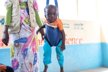 Un enfant est examiné pour détecter une éventuelle malnutrition dans un centre de santé soutenu par l'UNICEF, au sein d'un camp pour personnes déplacées à Zalingi, dans le centre du Darfour, au Soudan.