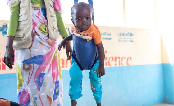 在达尔富尔中部扎林吉的流离失所者营地，一名儿童正在联合国儿童基金会支持的医疗点接受营养不良筛查。