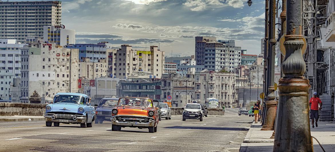 Trânsito atravessa o centro de Havana, Cuba. Bloqueio econômico teve início em 1960 Trânsito atravessa o centro de Havana, Cuba. Bloqueio econômico teve início em 1960