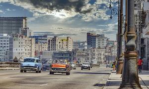 El tráfico pasa por el centro de La Habana, Cuba