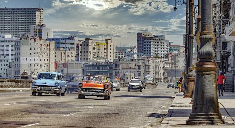 El tráfico pasa por el centro de La Habana, Cuba