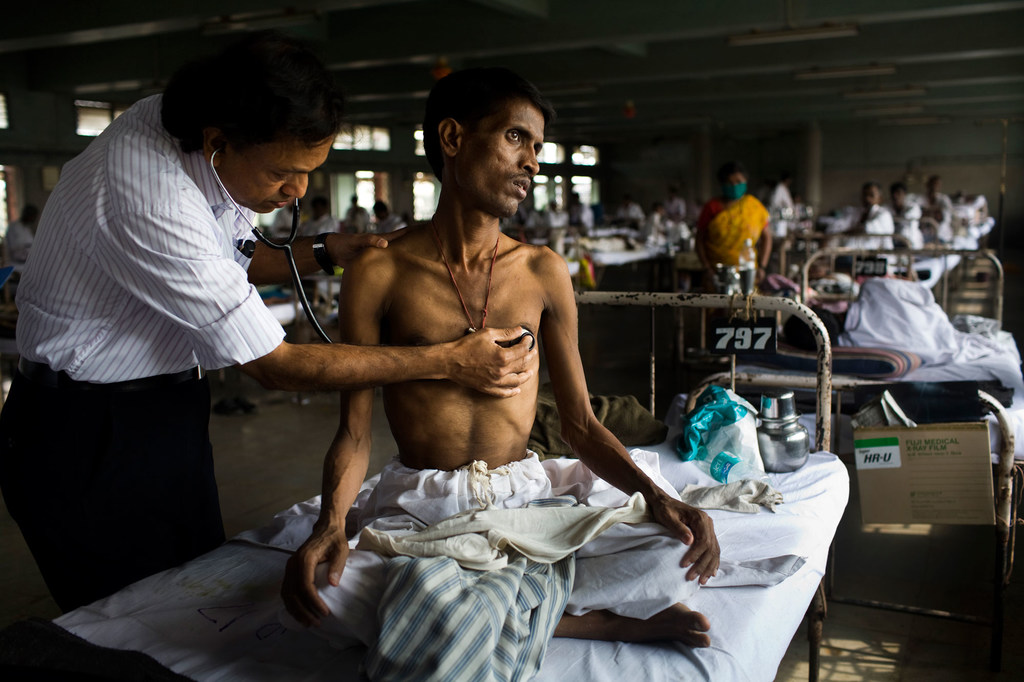 Daktari akihudumia mgonjwa hospitalini anayeugua kifua kikuu huko Mumbai, India.