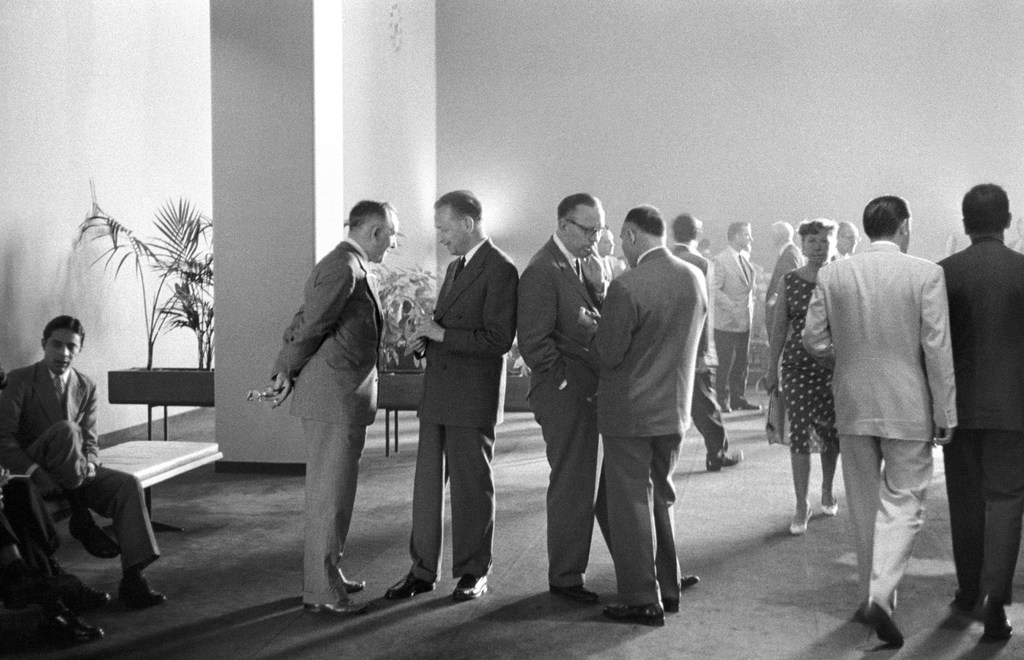 Katibu Mkuu UN Dag Hammarskjöld akizungumza na wajumbe katika sebule ya wajumbe wakati wa Kikao Maalum cha Tatu cha Dharura cha Baraza Kuu la UN .