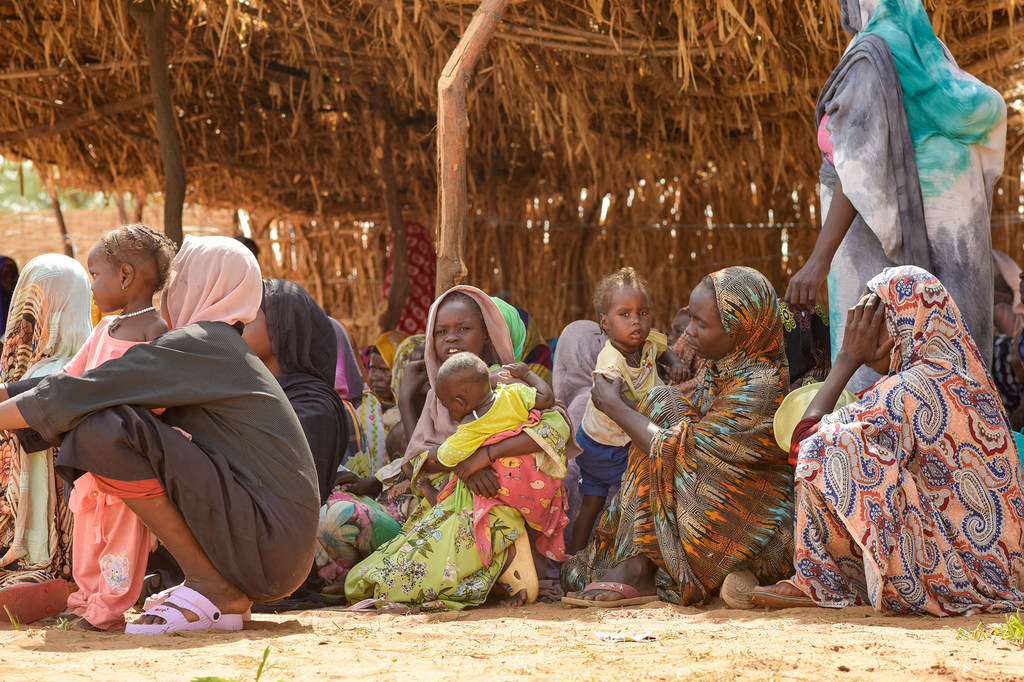 苏丹,2025年。随着人道危机加剧,联合国人口基金在塔维拉设立的临时诊所正在提供营养不良治疗和孕产期健康服务。