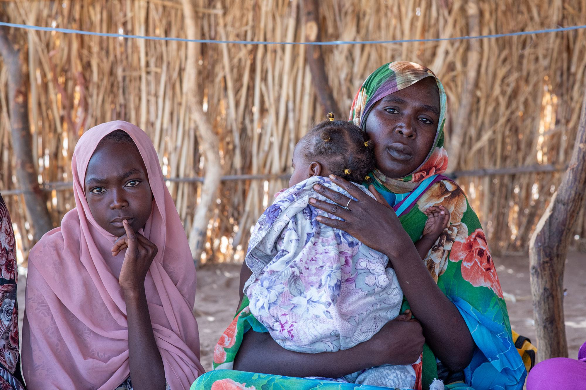 Une famille déplacée se rend dans un centre de santé à Tawila, au Darfour du Nord. © UNFPA