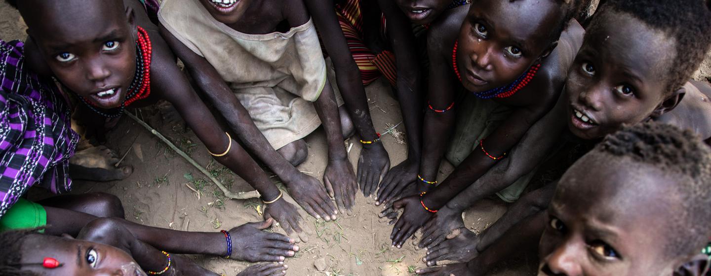 Unos niños hacen una figura con las manos en el distrito de Omo, al sur de Etiopía.
