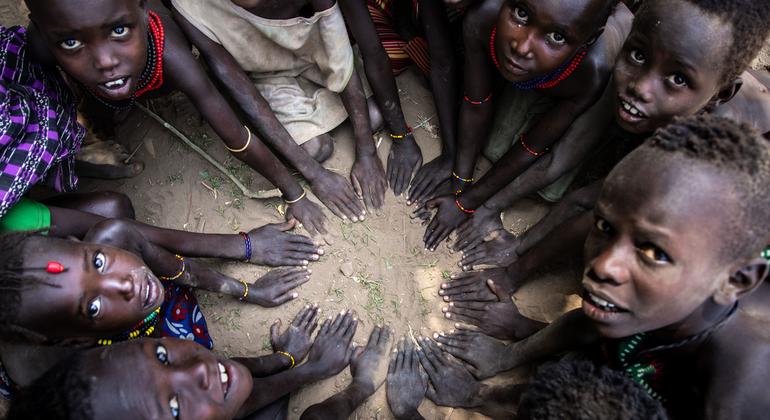 दक्षिणी इथियोपिया के दक्षिण ओमो ज़िले में अपने हाथों से आकृतियाँ बनाते बच्चे.