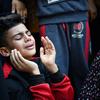 फ़लस्तीनी क्षेत्र ग़ाज़ा के ख़ान यूनिस अस्पताल में, एक बच्चा, अपने परिजनों की मृत्यु पर शोक सन्तप्त.