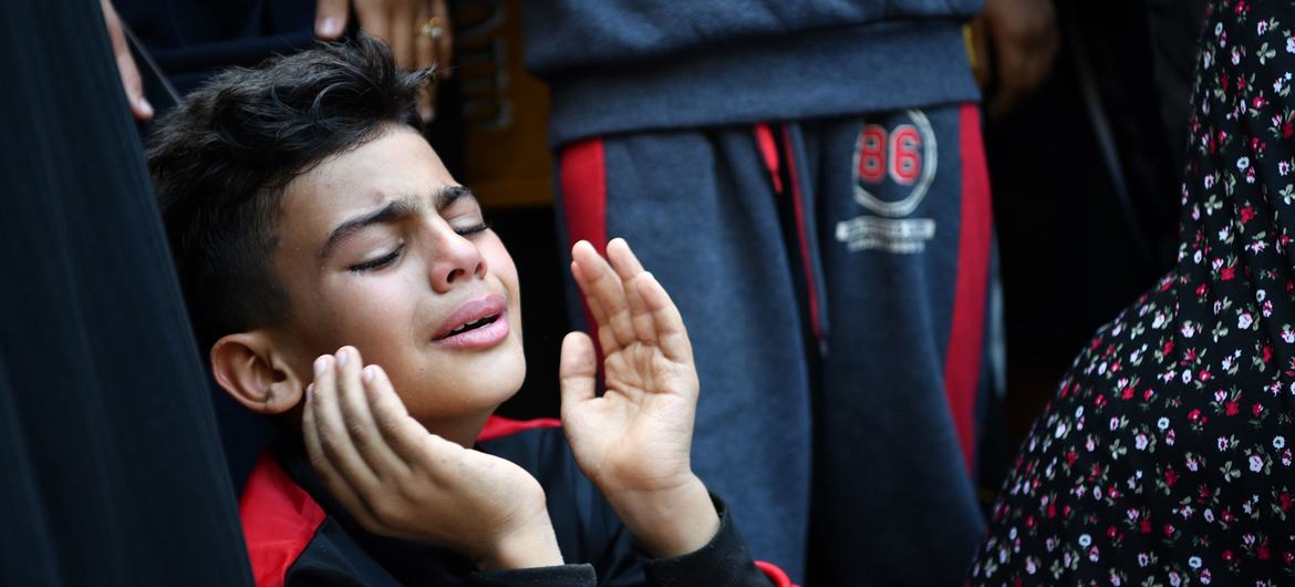 غزہ کے علاقے خان یونس کے نصر ہسپتال میں رشتہ دار کی موت واقع ہو جانے پر ایک بچہ صدمے سے رو رہا ہے۔