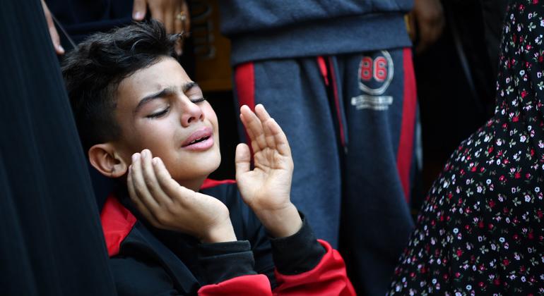 Criança chora pela perda de um membro da família no Hospital Médico Nasser em Khan Younis