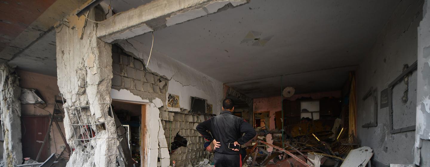 Un hombre inspecciona su casa destruida en la ciudad de Khan Younis, en el sur de la Franja de Gaza.