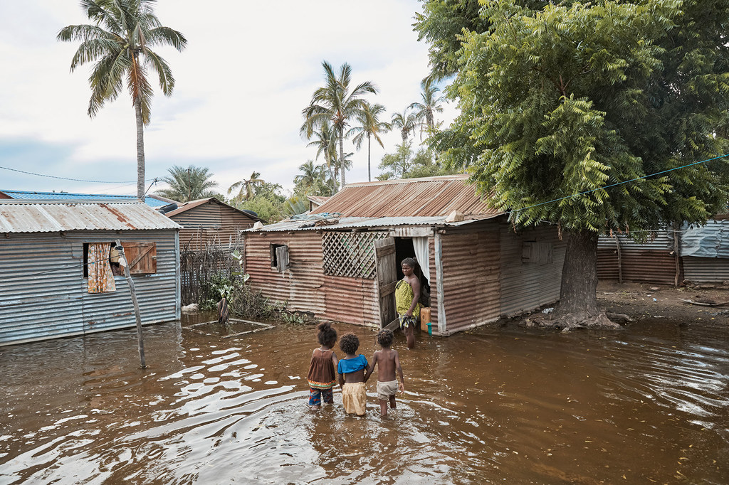 Les catastrophes liées au climat, comme les inondations, telles qu'illustrées à Madagascar, peuvent entraîner toute une série de problèmes de santé.  