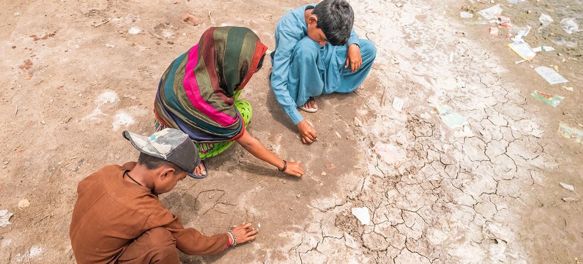 Unos niños juegan en tierra árida del sur de Pakistán.