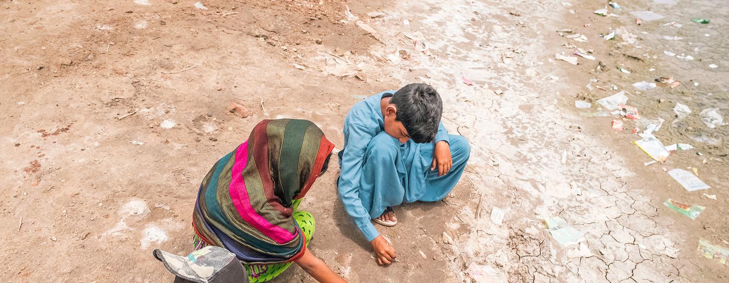 孩子们在巴基斯坦南部干涸的泥土上玩耍。