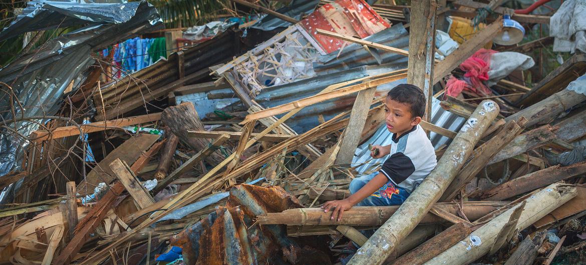 سمندری طوفانوں نے فلپائن میں بڑے پیمانے پر تباہی مچائی ہے (فائل فوٹو)۔