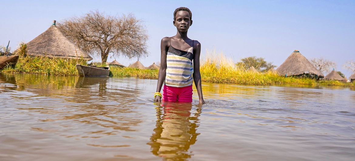 Un niño navega por las aguas de una inundación en el estado de Jonglei, en Sudán del Sur.