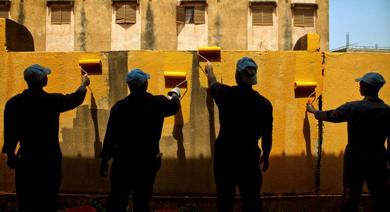 Engenheiros de manutenção da paz da ONU de Gana reformam uma escola em Bamako.