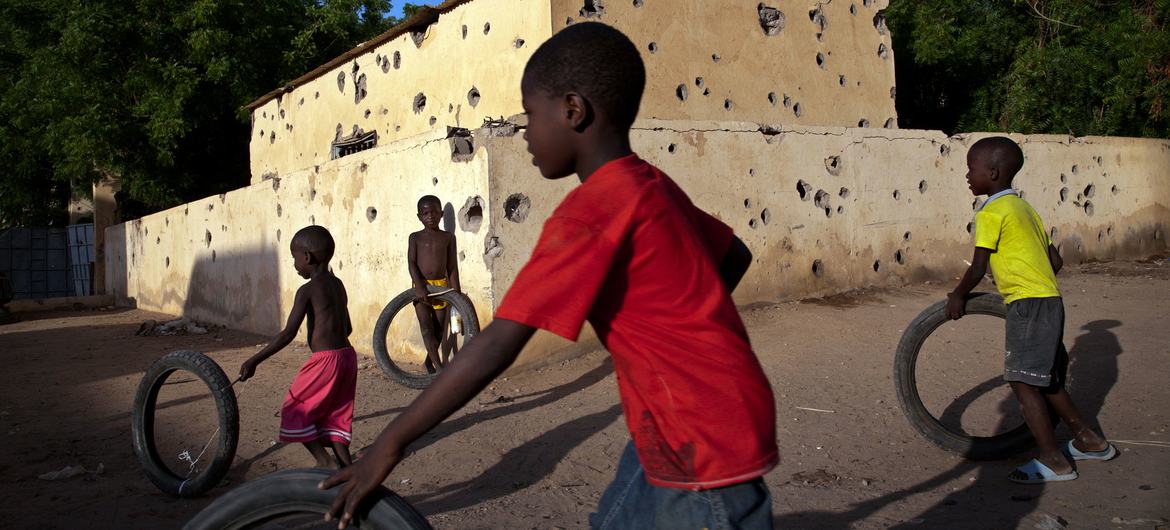 کودکان بیرون از ایستگاه پلیس در گائو که مورد حمله تروریست ها قرار گرفت، بازی می کنند.