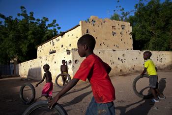 Des enfants jouent devant un commissariat de police attaqué par des terroristes à Gao, au Mali (photo d'archives).