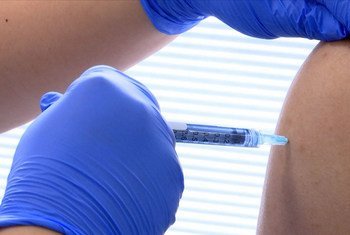 Un voluntario de un ensayo recibe la vacuna de Novavax contra el COVID-19