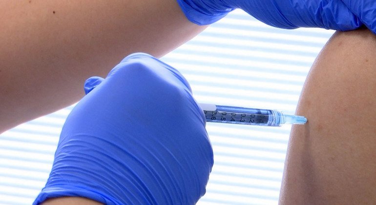 Várias vacinas já foram aprovadas e estão sendo distribuidas