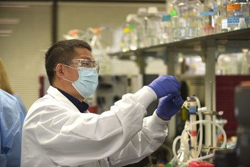 एक वैज्ञानिक प्रयोगशाला में नोवावैक्स वैक्सीन पर काम कर रहा है.