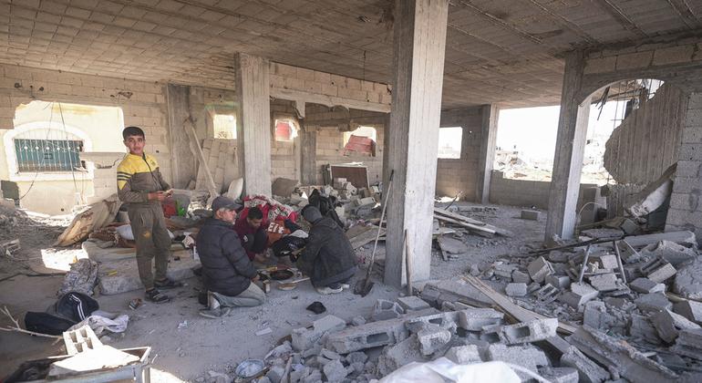 In Rafah located in the southern area of ​​Gaza Strip, some people gathered for food, in a building collapsed in war. The 15 -month war in Gaza has caused huge destruction.