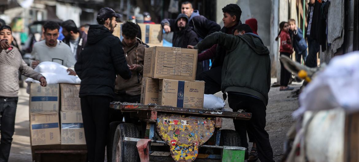 Distribución de ayuda alimentaria en Gaza.