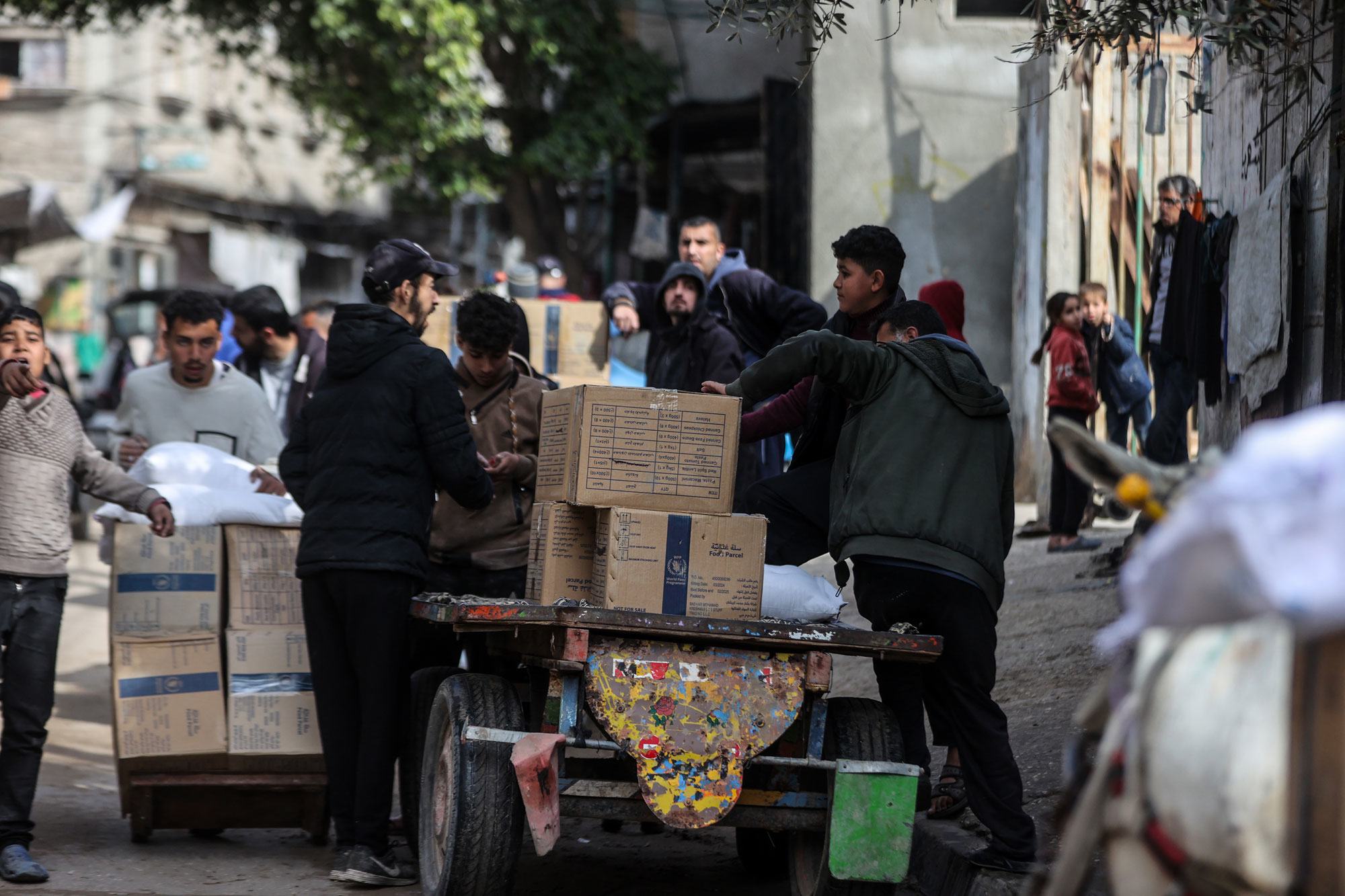 De la nourriture est distribuée à Nusierat, Gaza.