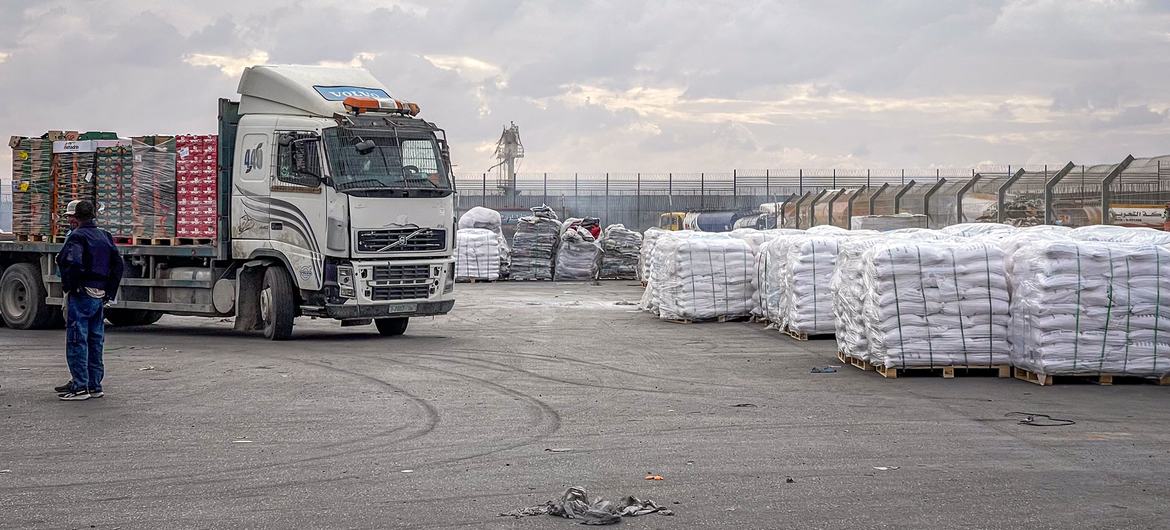 De l'aide est gérée dans un centre logistique situé au point de passage de Karem Shalom, entre Israël et Gaza.