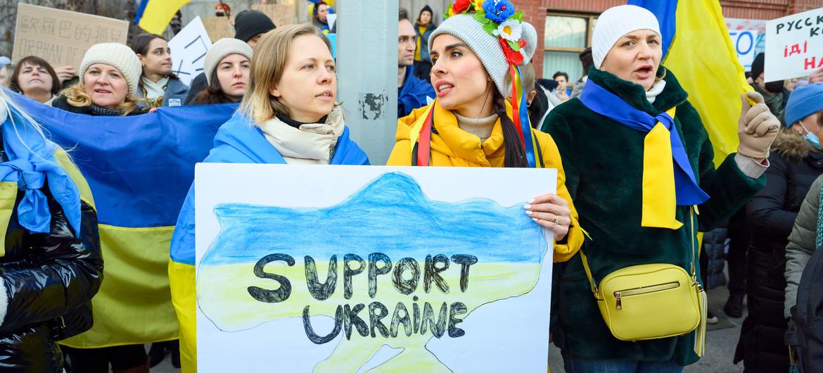 反战抗议在纽约联合国总部外举行，与此同时，安理会召开会议，要求联合国大会就乌克兰问题召开紧急会议。