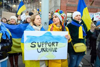 反战抗议在纽约联合国总部外举行，与此同时，安理会召开会议，要求联合国大会就乌克兰问题召开紧急会议。