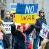 Manifestantes en una protesta contra la ofensiva de rusia en Ucrania que se desarrolla ante la sede de las Naciones Unidas.