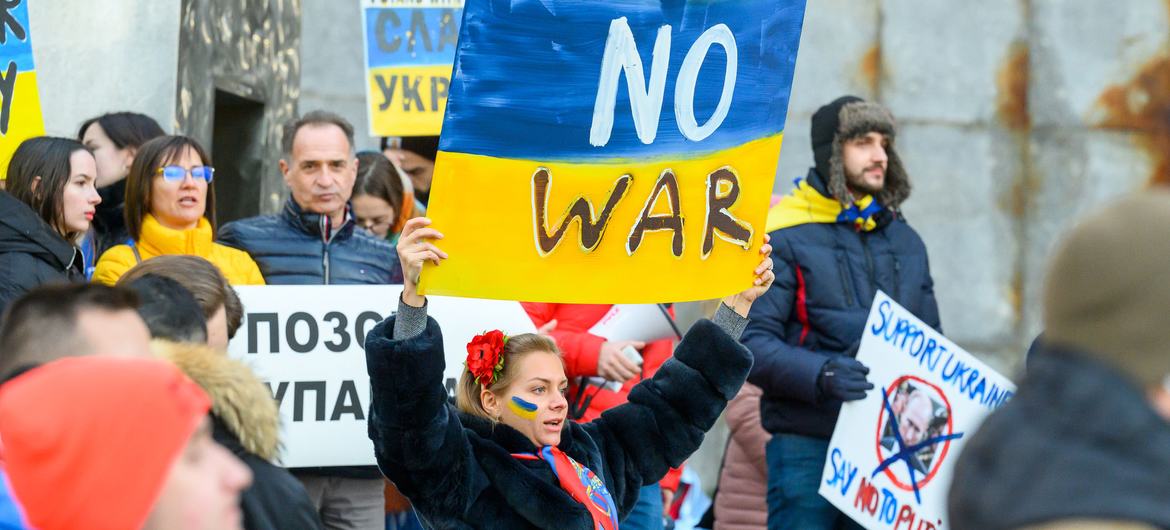 安理会召开会议，要求联合国大会就乌克兰问题召开紧急特别会议。与此同时，反对针对乌克兰的战争抗议集会在纽约联合国总部外举行. 