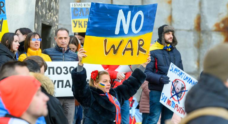 Uma manifestação de protesto contra a guerra na Ucrânia é realizada do lado de fora da sede da ONU em Nova York, enquanto o Conselho de Segurança se reunia pedindo uma Sessão de Emergência da Assembleia Geral sobre a Ucrânia