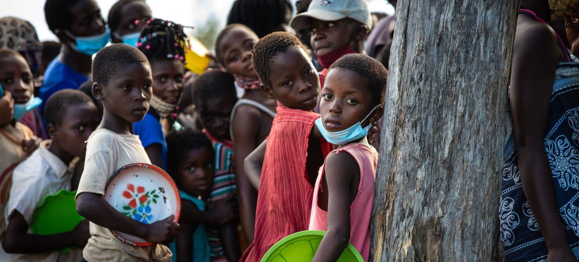 Niños hacen cola para la distribución de alimentos en un centro de reubicación cerca de Beira, en Mozambique.