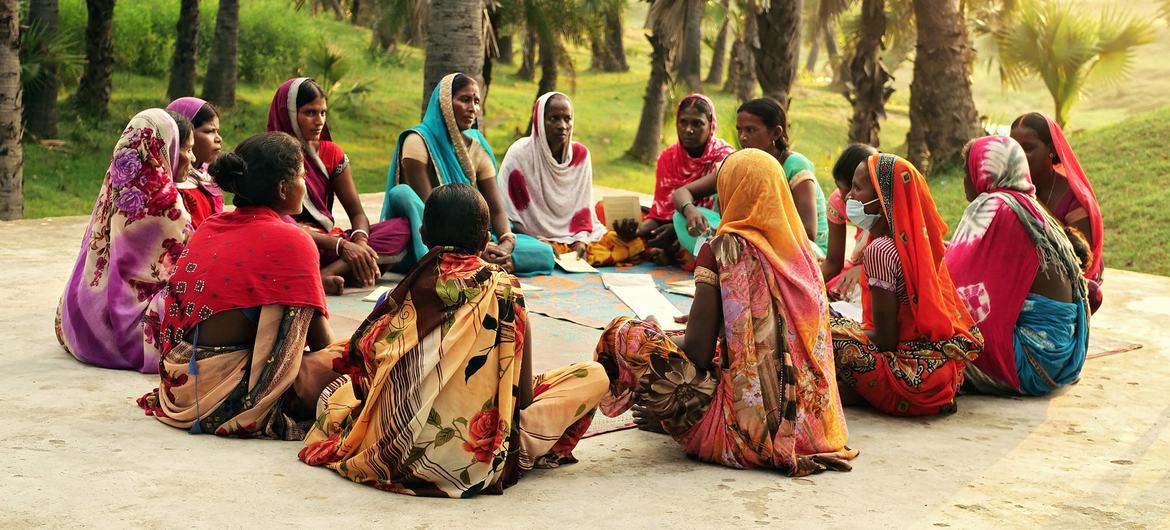 Mulheres de um vilarejo no estado de Bihar, na Índia, se reúnem para uma reunião comunitária.