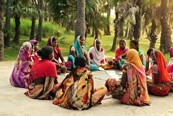 भारत के बिहार राज्य के गाँव की कुछ महिलाएँ, एक सामुदायिक बैठक के लिए एकत्रित हुई हैं.
