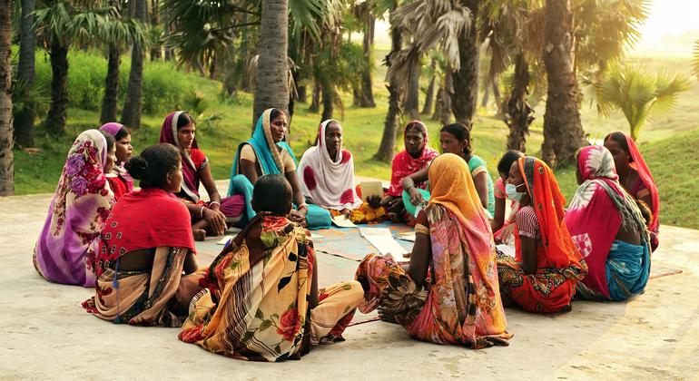 Mujeres de un pueblo en el estado de Bihar, India, en una reunión comunitaria.