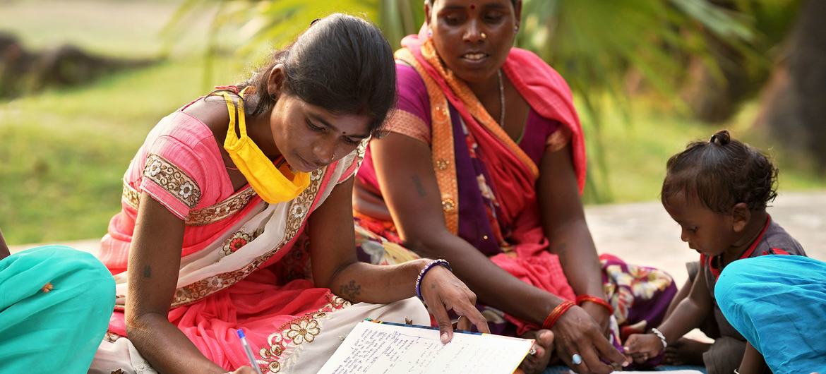 Mujeres participan en un programa de aprendizaje profesional en Bihar, India.