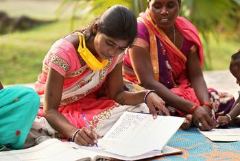 在印度比哈尔邦，妇女参加职业学习方案。