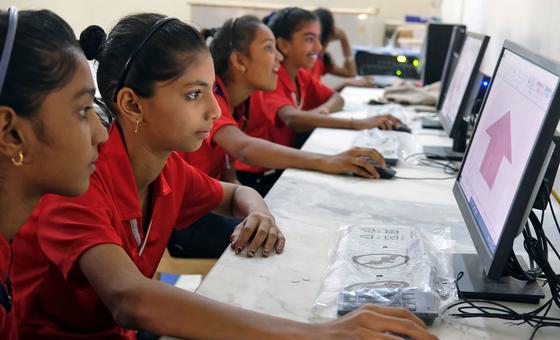 Niñas aprendiendo a usar herramientas digitales en una escuela en India.