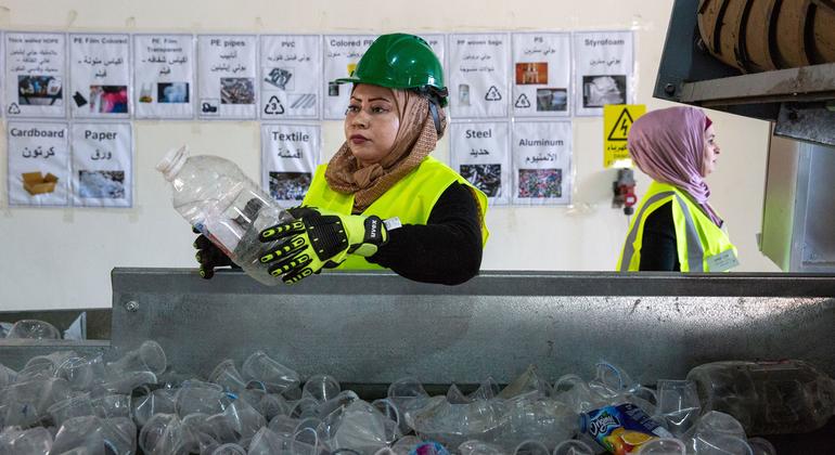 سيدة تعمل في مصنع لتدوير البلاستيك في الأردن
