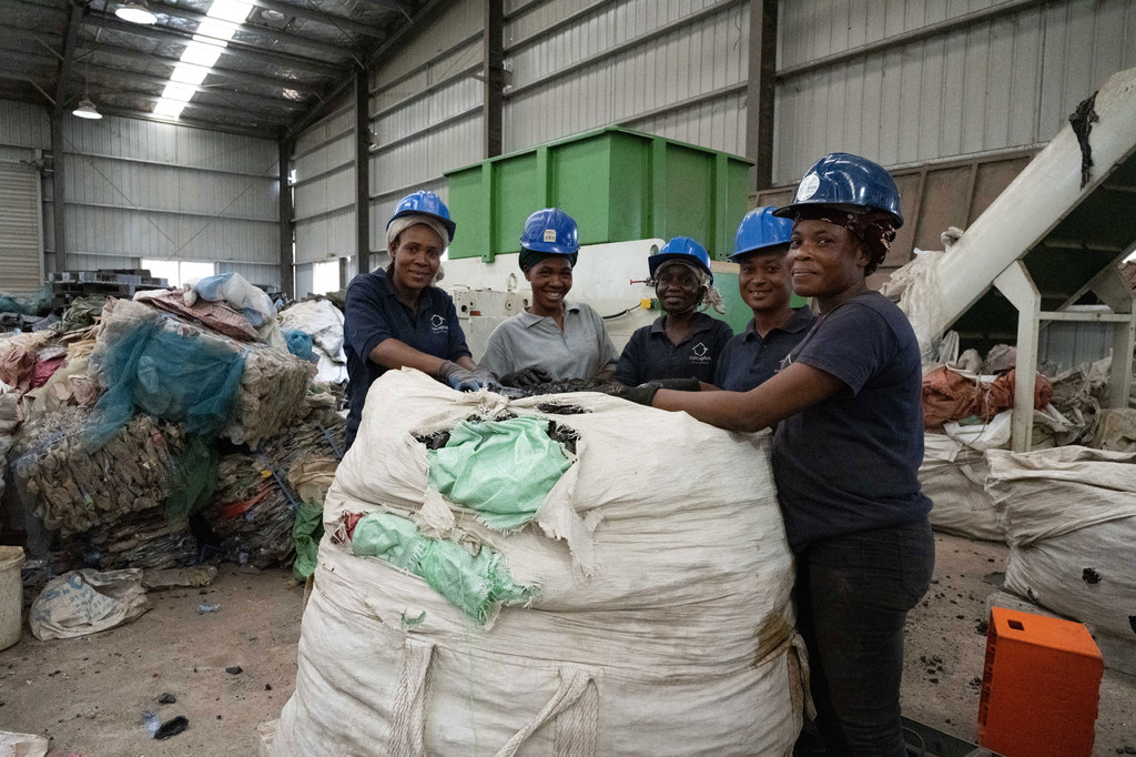 Matofali ya plastiki yanatengenezwa kwa takamali za plastiki katika kiwanda cha Abidjan, Côte d'Ivoire.