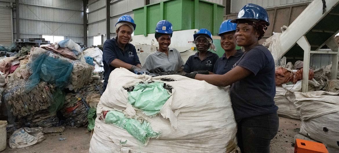 Des briques en plastique sont fabriquées à partir de déchets plastiques recyclés dans une usine d'Abidjan, en Côte d'Ivoire.