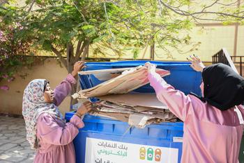 Mujeres jordanas reciclando basura.