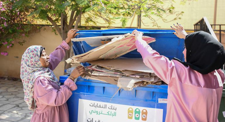 Mujeres jordanas reciclando basura.