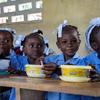 Школьники на Гаити получают горячую пищу, предоставленную ООН и партнерами. 