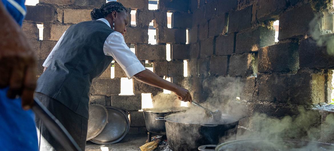 Des bénévoles préparent des repas scolaires avec des ingrédients cultivés localement aux Gonaïves, dans le nord-ouest d'Haïti.